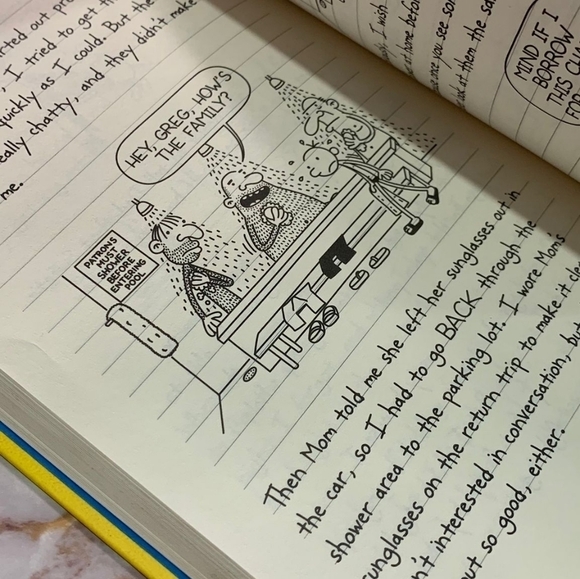 New Dairy of a wimpy kid book 4 (Dog days) - Picture 3 of 3